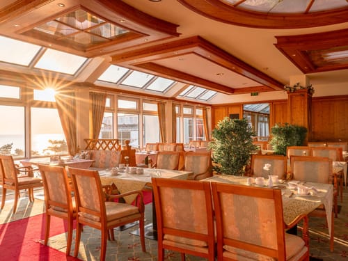 Frühstücksraum mit eingedeckten Tischen