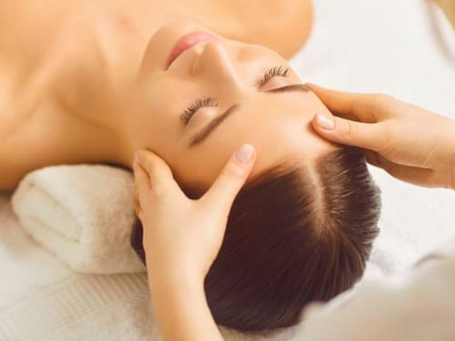 Eine Frau erhält eine Kopfmassage