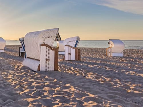 Strandkörbe am Meer