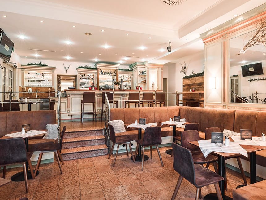 moderne Bar mit Barhockern und verschiedenen Sitzbereichen