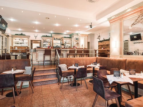 moderne Bar mit Barhockern und verschiedenen Sitzbereichen