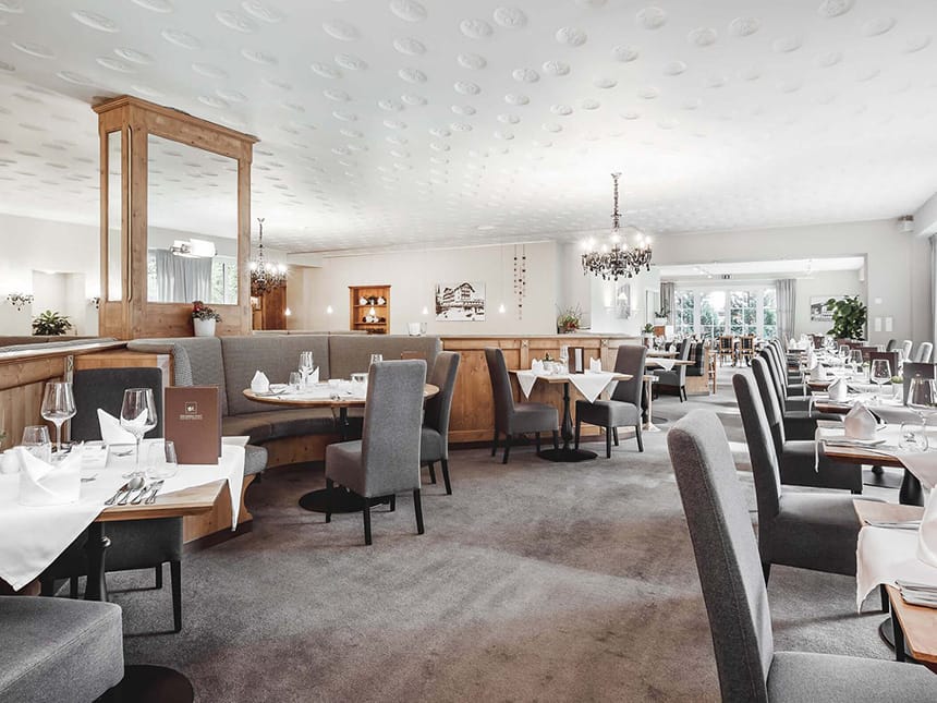 Restaurant mit weiß eingedeckten Tischen