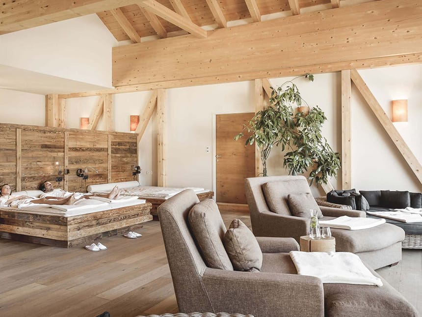 Ruhebereich mit verschiedenen Relaxliegen in der Wellnessoase
