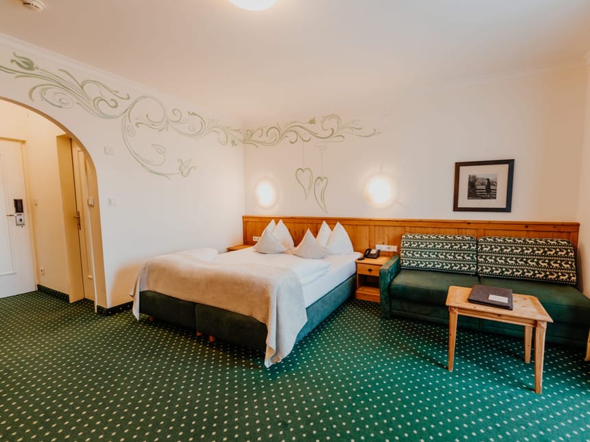 Doppelzimmer Standard mit Doppelbett, Couch und Tisch