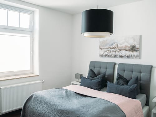 modernes Doppelzimmer mit Boxspringbett
