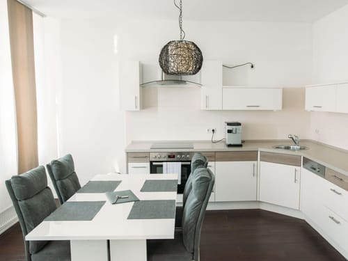 Helle,moderne Kueche mit einem Tisch und vier Stühlen
