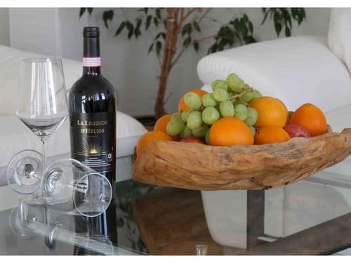 Obstschale, Wein und zwei Gläser