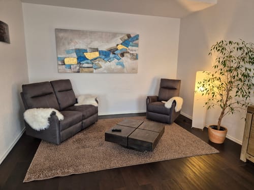 kleine Couch, Sessel und Tisch im Wohnbereich