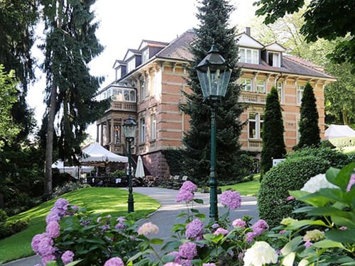 Hotelansicht bei Tag