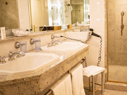 Großes Badezimmer