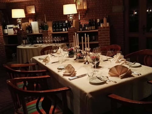Hotel Restaurant mit festlich gedeckten Tisch