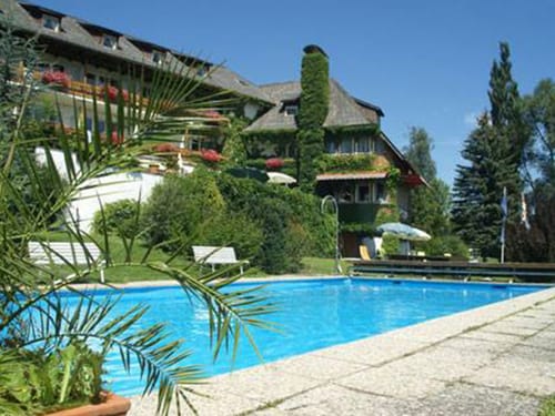 Hotelgarten mit Pool