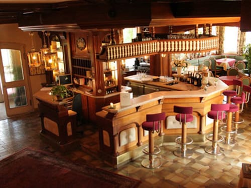 rustikale Hotelbar mit Barhockern