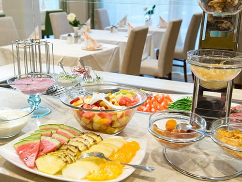 veschiedene Obst und Joghurtspeisen am Buffet