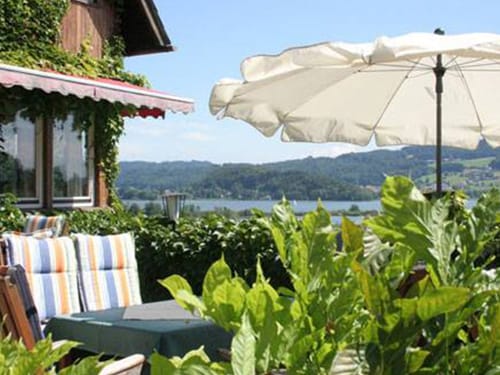 Sonnige Aussichten auf der Hotelterrasse