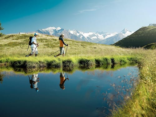 Wanderpaar am Bergsee mit beeindruckendem Alpenpanorama –