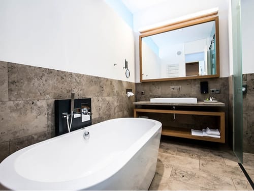 Modernes Bad mit großer Wanne und Spiegel