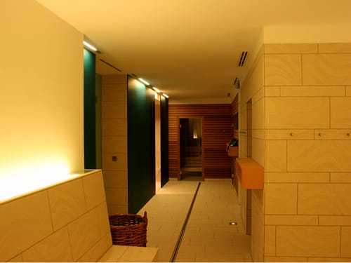Moderner Wellnessbereich mit Sauna