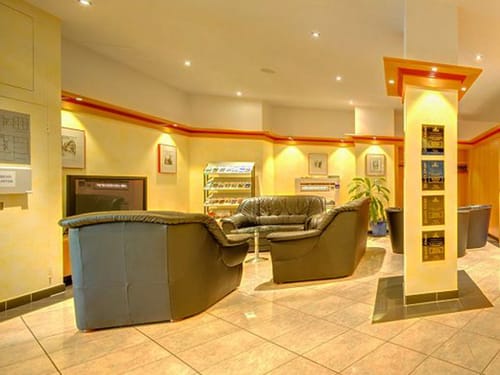 Loungebreich in der Empfangshalle