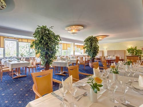 weiß eingedeckte Tische im Hotelrestaurant