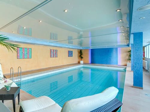 Indoor Pool im Wellnessbereich