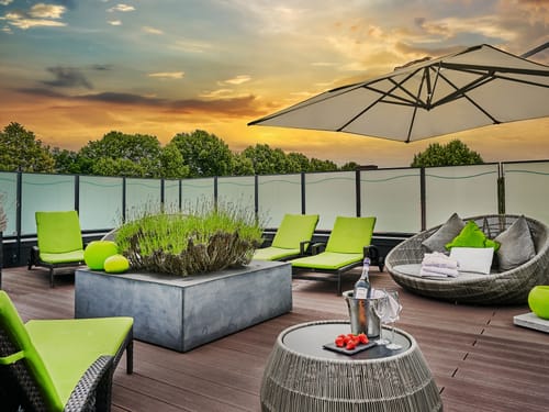 Wellness Dachterrasse mit Relaxliegen und Sonnenschirm
