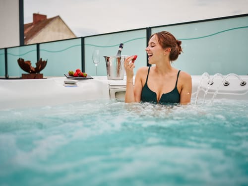 Whirlpool auf der Dachterrasse mit einer Frau im Pool