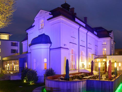 Aussenansicht am Abend mit Hotelterrasse