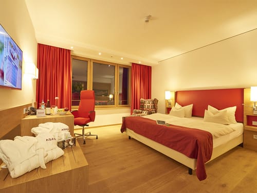 Comfort Doppelzimmer mit Sessel, Schreibtisch, Bürostühl, Bademäntel und TV