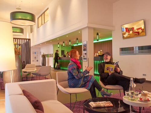 Empfangshalle mit Sitzmöglichkeiten, TV und Rezeption