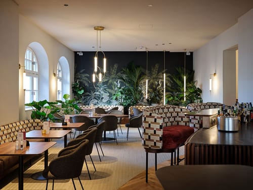 Hotelbar mit Barhockern, Sitzbänke, Tischen und Stühle
