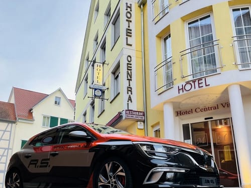 Aussenansicht vom Hotel bei Tag