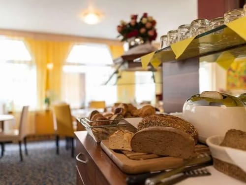Frühstücksraum mit Brotkorb im Vordergrund