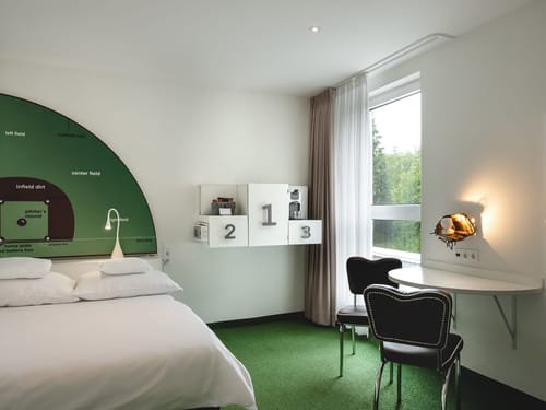 Modernes Hotelzimmer mit Baseball-Thema und stilvoller Einrichtung
