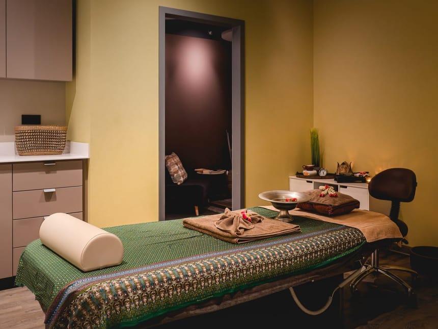Wellness-Massageraum mit entspannter Atmosphäre
