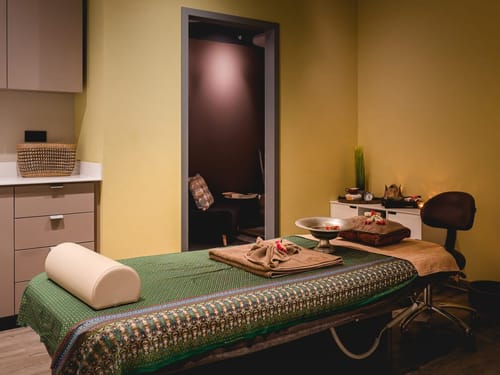 Wellness-Massageraum mit entspannter Atmosphäre