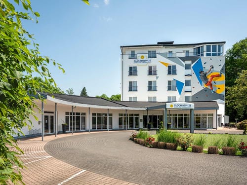 Modernes Sport- und Seminarhotel mit Kletterwand und einladender Architektur.