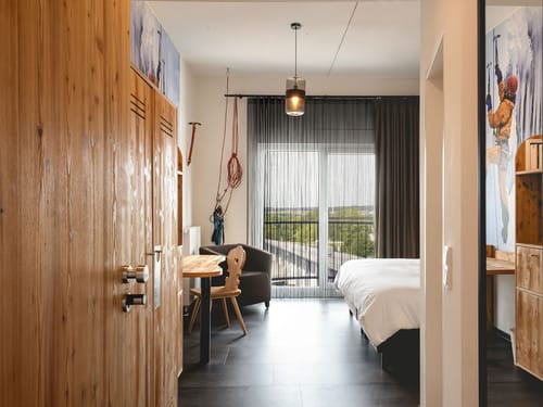 Modernes Hotelzimmer mit Kletterthema und Holzelementen.