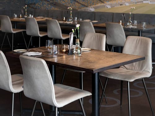 Elegantes Restaurantinterieur mit gedecktem Tisch und modernen Stühlen