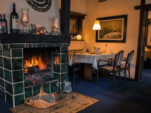Kaminzimmer im Restaurant mit gedeckten Tisch