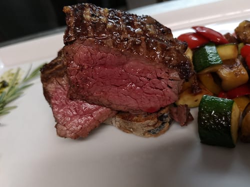 DryAgedBeef auf einem Teller angerichtet