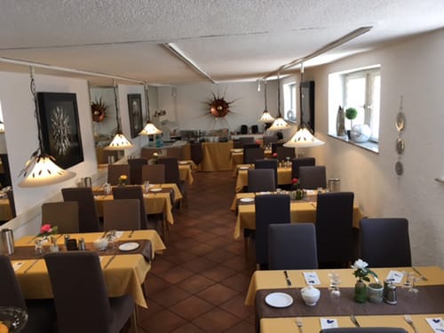 Hotelrestaurant mit gedeckten Tischen