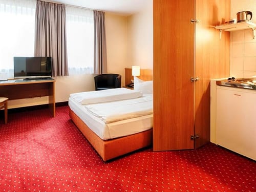 Schlaf und Wohnbereich in einem abgetrennten Zimmer