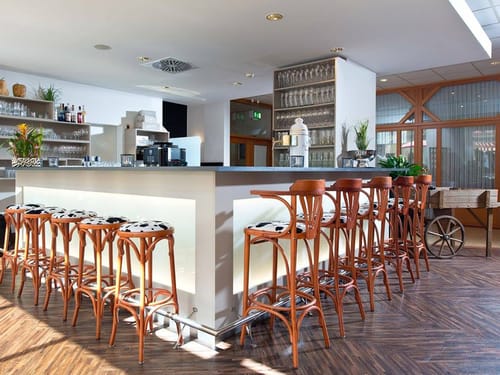 Hotelbar mit verschiedenen Barhockern