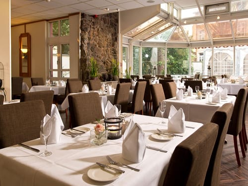 festlich eingedeckte Tische im Hotelrestaurant