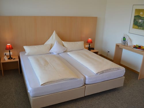 einfaches Doppelzimmer mit Doppelbett