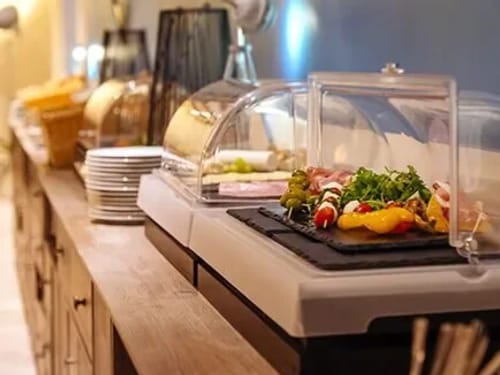 Frühstücksbuffet mit verschiedenen Speisen
