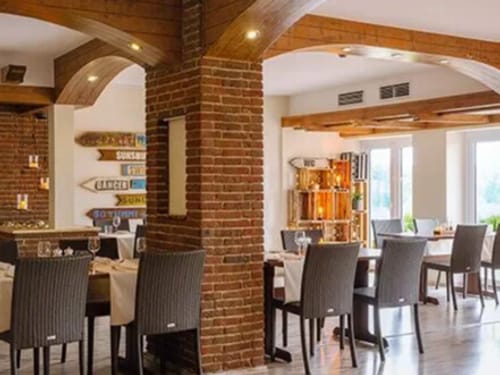 Großes Restaurant mit vielen Sitzmöglichkeiten