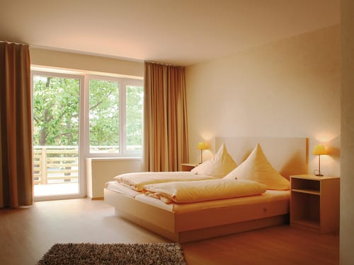 geräumiges Zweibettzimmer mit Doppelbett und Balkon