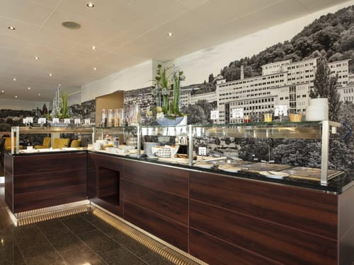 Frühstücksbuffet mit verschiedenen Köstlichkeiten
